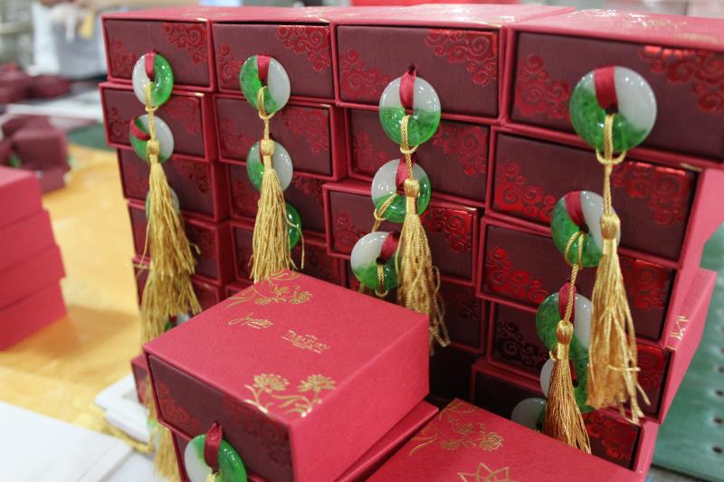 恒大生产的单个装月饼盒
