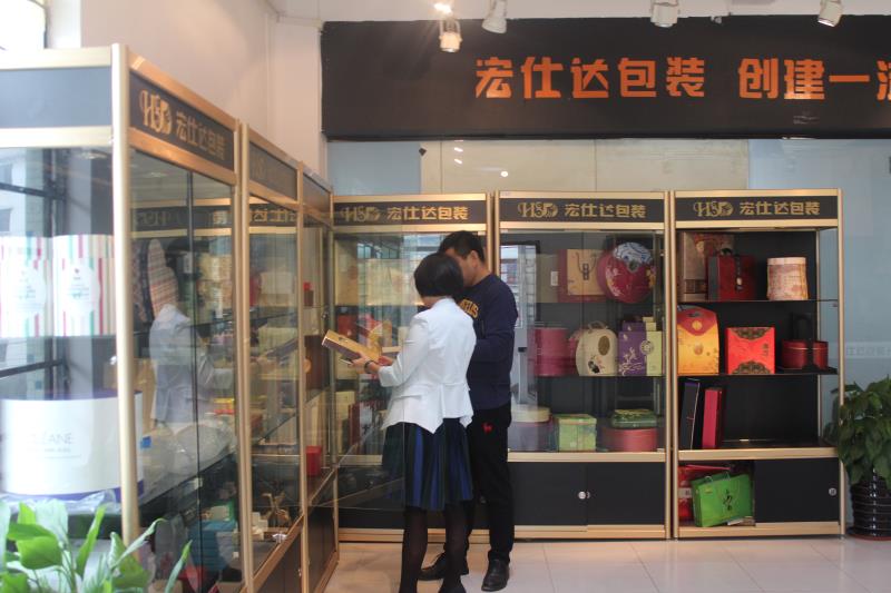 最温馨的事，就是去宏仕达包装采购中秋月饼盒