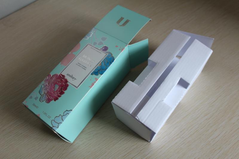内盒为白色坑盒的优妮蒂香水卡盒
