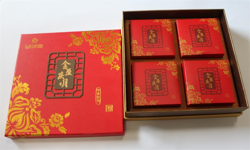 各种颜色、款式的专版月饼盒