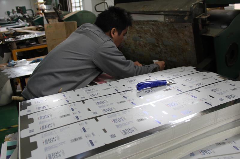 化妆品盒的烫金、击凸
