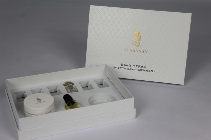 广州苏三悦化妆品公司定制的化妆品盒采用全纸的天地盖结构