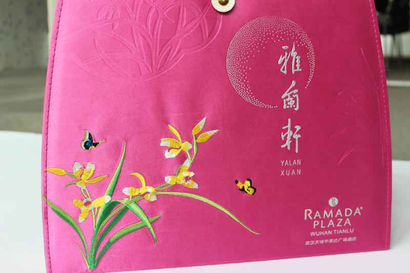 湖北武汉华美达定制的酒店手提式月饼包装盒