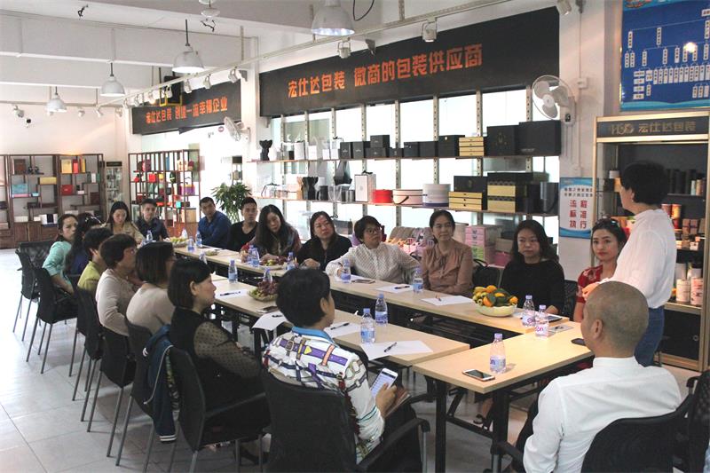广州博商会美女会长率三十余位美女企业家莅临宏仕达包装盒定制厂家进行考察指导