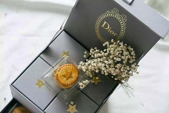 Dior（迪奥）的月饼包装盒