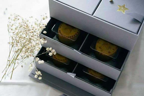 Dior（迪奥）的月饼包装盒