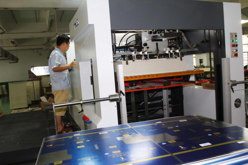 宏仕达包装彩盒印刷厂家自动化模切烫金机