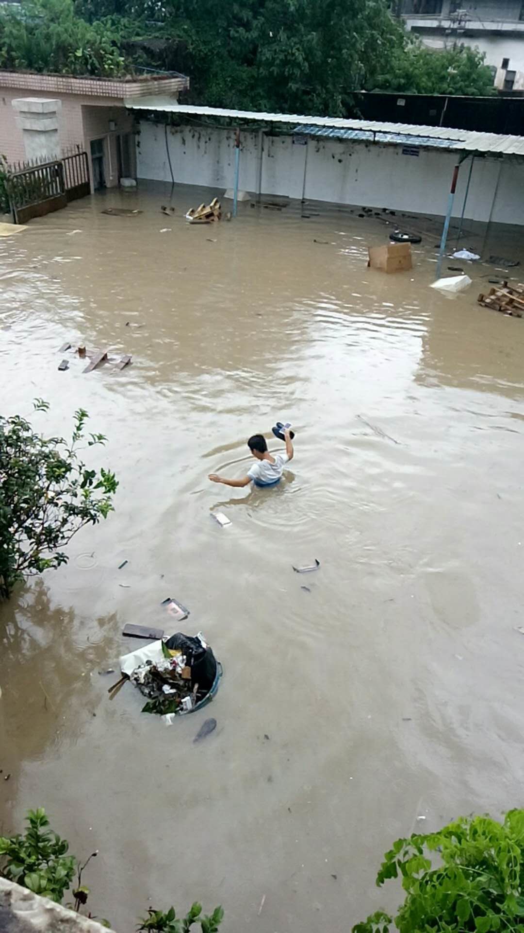 广州暴雨袭击 宏仕达印刷车间遭水淹1.17米